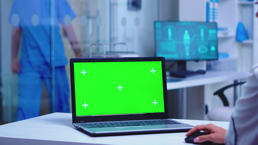 使用绿色屏幕笔记本电脑的保健医生视频