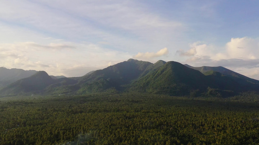 有云的山地风景冰山岛和菲利平斯岛的山峰视频