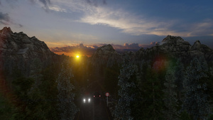 以汽车驾车向日落山峰行驶的森林道路4公里20秒视频