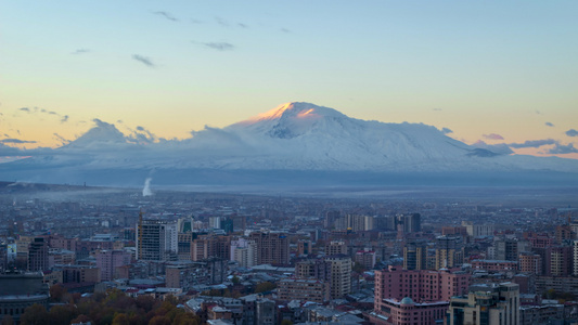 Yerevan城市和雪盖的阿拉拉特山日出时的背景时间视频