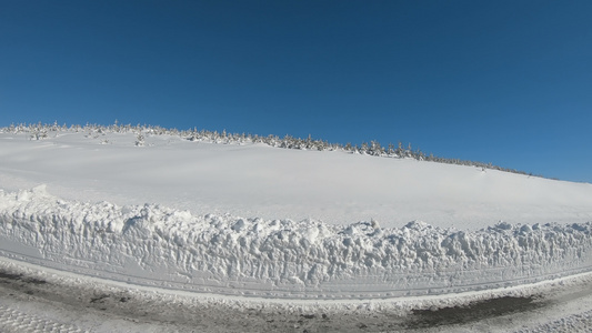 雪地山路和山的山丘视频