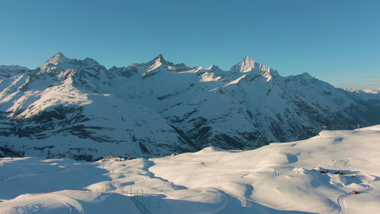 冬天的雪山瑞士阿尔卑斯山瑞士鸟瞰图揭示射击无人机向视频