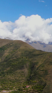 航拍川西高原蓝天白云山脉峡谷视频甘孜藏族自治州视频