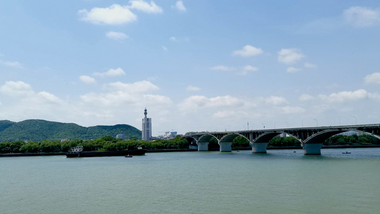 游船穿过橘子洲大桥4K视频