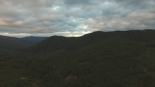 山顶和蓝色的天空从山谷高处的风景房屋在夏日的底部在视频