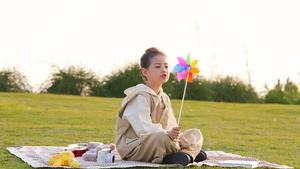 小女孩郊游野餐玩纸风车11秒视频