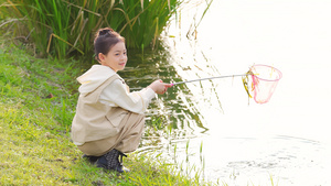 小女孩河边玩耍捕网捞鱼6秒视频
