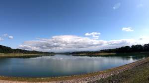 法国比利牛斯州加巴斯湖的全景20秒视频