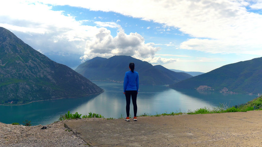 享受美丽自然的少女山和湖背景背景视频