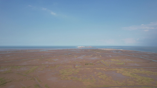 大海海边沙滩风力发电风车航拍 视频