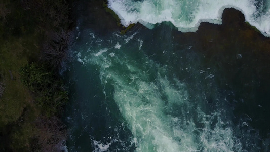 空中飞鸟眼观河流视频