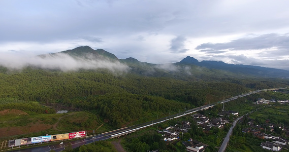 4K航拍云雾缭绕山峰视频