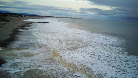 海滩岸边的空中降下一击视频