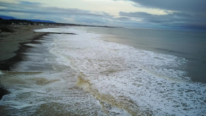 海滩岸边的空中降下一击10秒视频