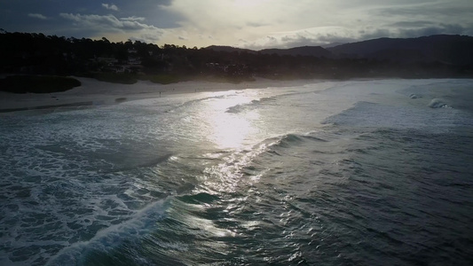 哈里佛尼亚海洋的空中升空镜头视频
