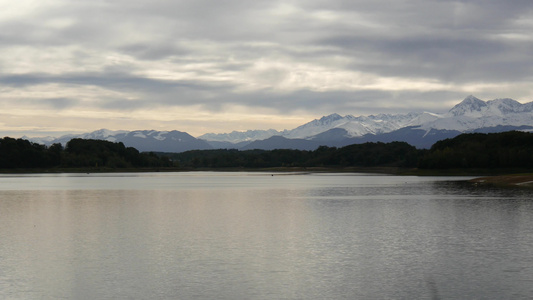 皮列亚山脉中湖面的草原背景中的山峰视频