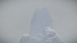 风雪云层上山顶的登山者31秒视频