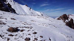 有一群登山者在山上行走15秒视频