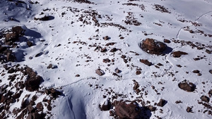 有一群登山者在山上行走17秒视频