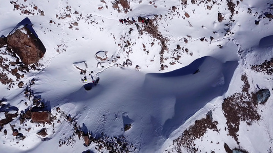 有一群登山者在山上行走视频