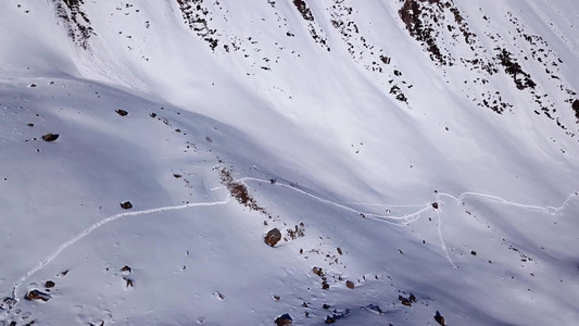 有一群登山者在山上行走视频