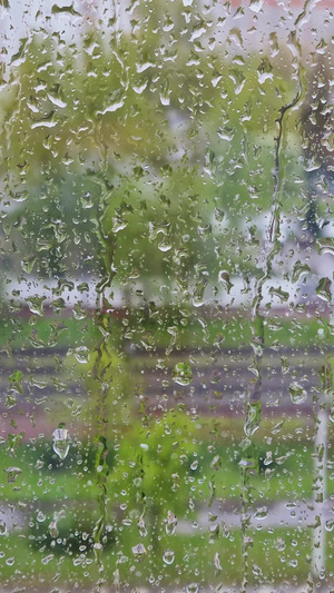 梅雨季实拍阴天天气窗户玻璃水珠空镜头16秒视频
