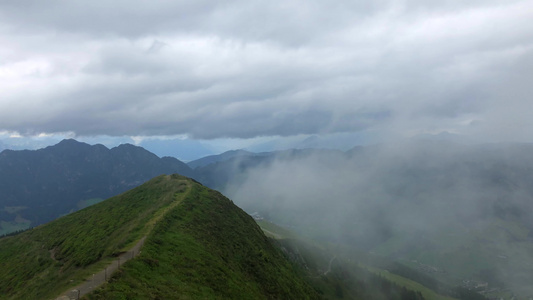 从山峰的视图视频