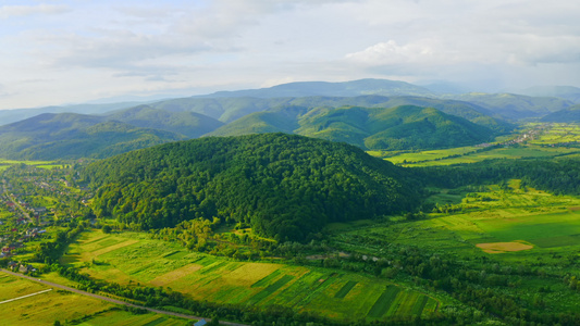 在喀尔巴阡山脉的绿地上空飞行视频