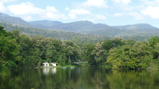 山岳和池塘的景观清晨在公园里视频