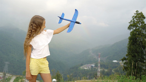 小女孩在山中玩玩具飞机9秒视频