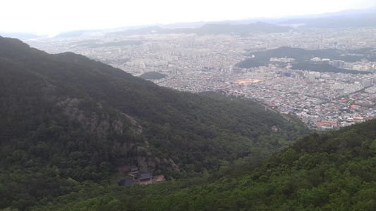 令人惊叹的绿色绿林和山峰空中景象视频