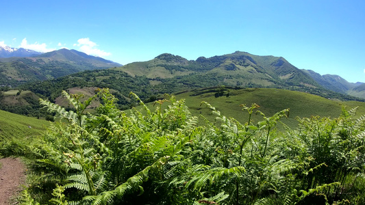 夏季大片山区地貌与浅滩的青春比利牛斯弗朗特视频