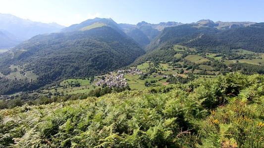 法国比利牛斯山脉小村庄的奥索河谷全景地带视频