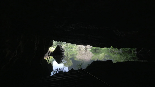河边长海湾的喀斯特洞穴中视频