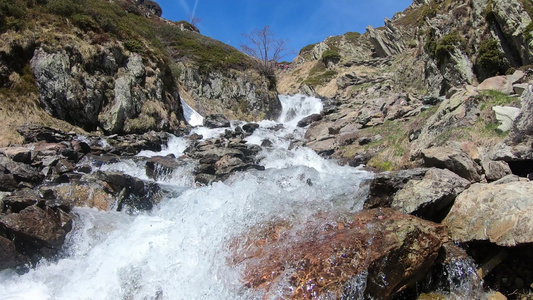 比利牛斯山脉的瀑布法国人徒步登山视频