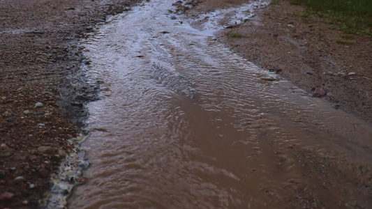 雨后有黄色水流的小溪流视频