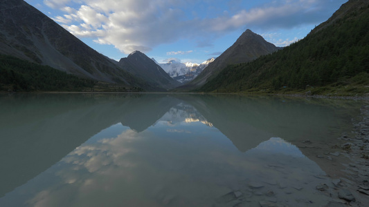 在夏日的阿肯湖和贝卢哈山阿尔泰山脉视频