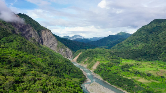 雨林覆盖的山脉空中风景在山峡中的河流视频