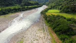 山谷有明亮的草原自然的风景15秒视频