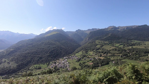 法国比利牛斯山脉的奥索山谷和小村落23秒视频