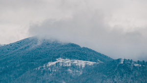 山峰高山顶景观飞速移动的雾云冬季时间过冬20秒视频