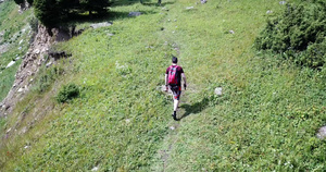 一个背着背包的家伙正在山上行走24秒视频