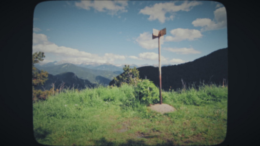 风景和绿草地的青山风景视频