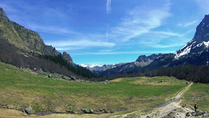 春季法国比利牛斯山风景18秒视频