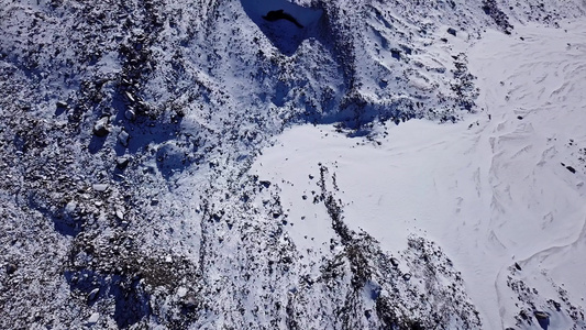 山上冰洞的入口视频