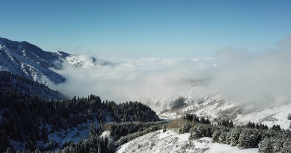 山上积雪云层之上视频