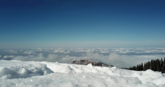 山上积雪云层之上视频