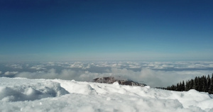 山上积雪云层之上10秒视频