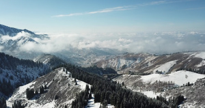 山上积雪云层之上15秒视频