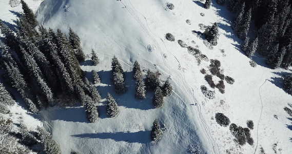 山上积雪云层之上视频